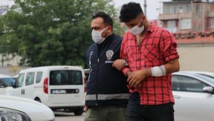 Kumarhaneyi basıp paraya el koyan polisin elini ısırdı