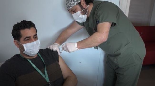 Kuşadası'nda gıda sektörü çalışanları aşılanmaya başladı