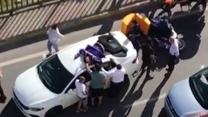 Maltepe'de hız yapan motokurye otomobilin tavanına uçtu