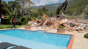 Milyon dolarlık kaçak villa yerle bir edildi