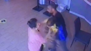 Nefes borusu tıkanan bebeği, pizzacı kurtardı