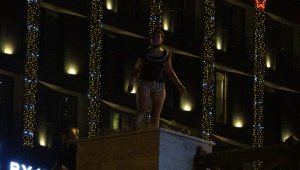 Önce üst geçide çıktı, sonra yola fırladı