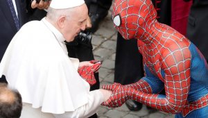 Örümcek Adam, bir anda Papa'nın karşısına çıktı