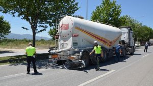 Panelvan, tıra arkadan çarptı: 2 yaralı