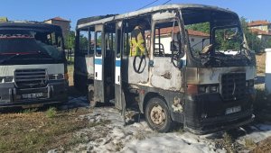 Park halindeki iki minibüs alev topuna döndü