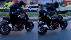 Pes! Kız arkadaşıyla motosiklette giderken yer değiştirdi