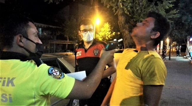 Polisin alkollü sürücüyle imtihanı: "Ciğerlerim yetmiyor abi"