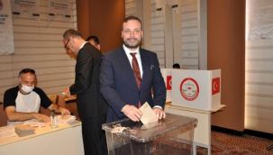 PÜİS'de bayrağı Mert Aslan teslim aldı