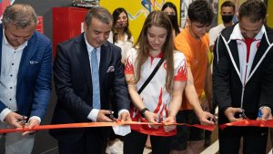 Şampiyonun adı spor salonuna verildi