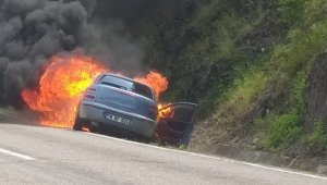 Seyir halindeki araç alev topuna dönüştü