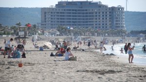 Tatilciler Çeşme'ye akın etti