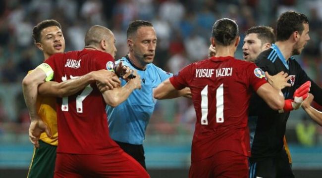 Türkiye-Galler maçının son anlarında saha karıştı
