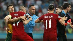 Türkiye-Galler maçının son anlarında saha karıştı