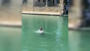 Ünlü Balıklıgöl'e girip yüzdü