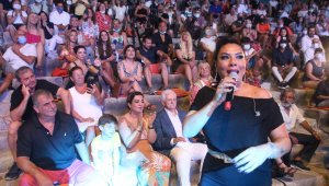 Ünlü isimler engelli öğrenciler için sahne aldı