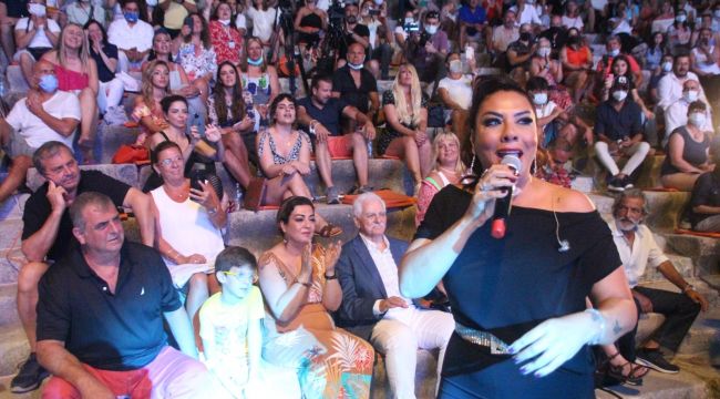 Ünlü isimler engelli öğrenciler için sahne aldı