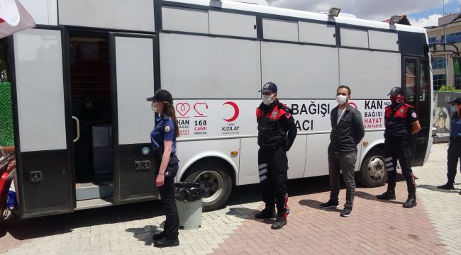 Uşak polisi, Kızılay'a kan bağışında bulundu