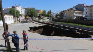 Yolda obruk oluştu! Mahalle tedirgin