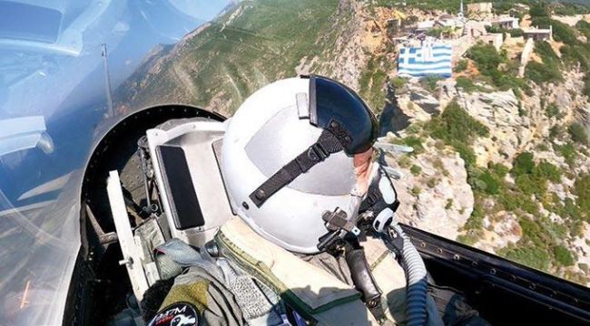 Yunan komutandan kışkırtıcı uçuş