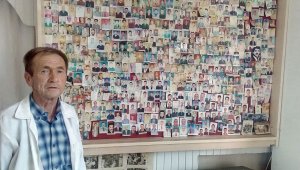 40 yıldır tıraş ettiği kişilerin fotoğraflı arşivini tutuyor