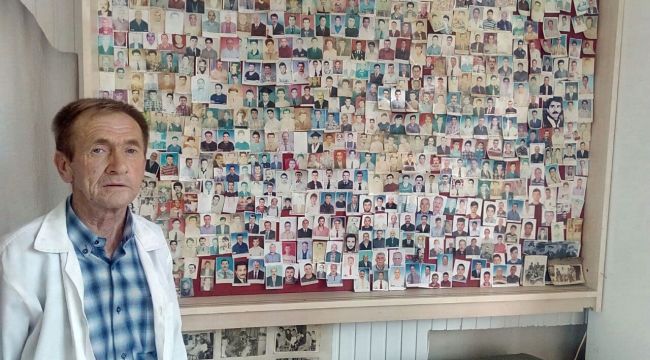 40 yıldır tıraş ettiği kişilerin fotoğraflı arşivini tutuyor