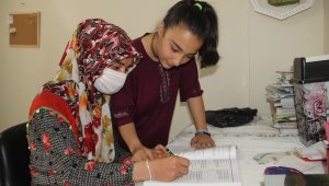 Anne ve kızın okuma azmi, 'Annem benim için okula başladı'