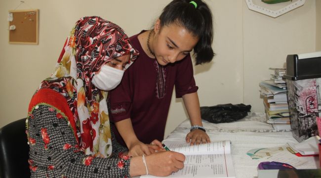 Anne ve kızın okuma azmi, 'Annem benim için okula başladı'