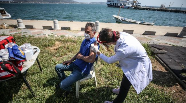 Aşısız tatile çıkan 55 bin kişi, sahillerde aşılandı