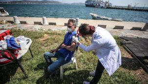 Aşısız tatile çıkan 55 bin kişi, sahillerde aşılandı