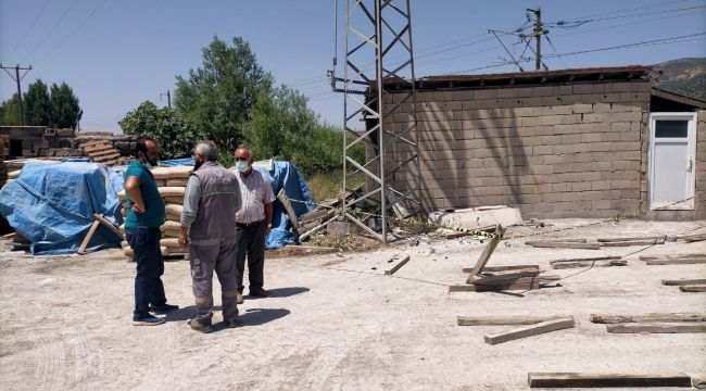 Atan sigortayı değiştiren işçi elektrik akımına kapıldı