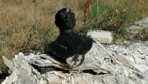 Atatürk büstü yanmış halde çöpte bulundu