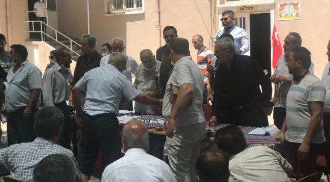 Baba-oğulun yarıştığı seçimde üyeler birbirine girdi