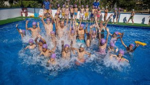 Başkan Soyer, çocuklarla yüzdü