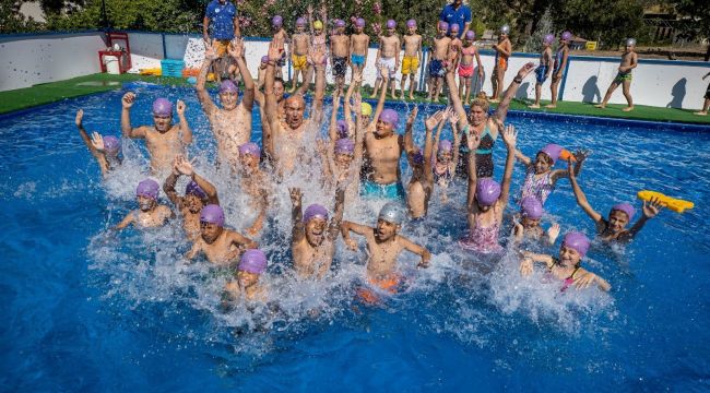 Başkan Soyer, çocuklarla yüzdü