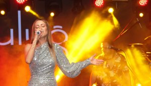 Kuşadası'nda 19 Mayıs Bayramı'nda Derya Uluğ sahneye çıkacak