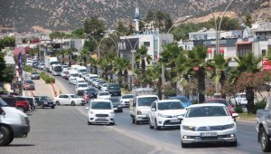 Bodrum'da kilometrelerce uzunlukta araç kuyruğu oluştu