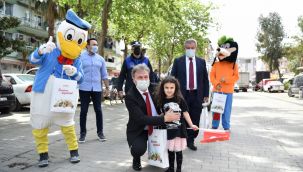 Bornovalı çocuklara kukla tiyatrosu