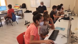 Bucalı gençler yaz tatilinde robotik kodlama öğreniyor