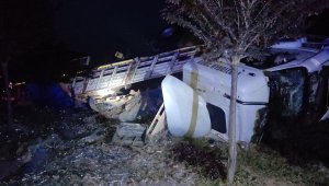 Cam şişe yüklü tır devrildi, kara yolu cam şişeyle kaplandı