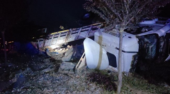 Cam şişe yüklü tır devrildi, kara yolu cam şişeyle kaplandı