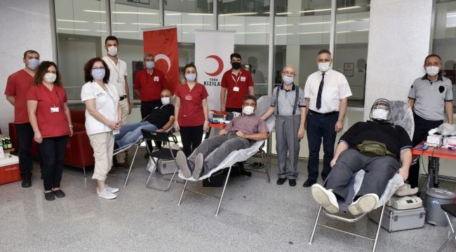 Celal Bayar Üniversite'si personeli kan ve kök hücre bağışında bulundu