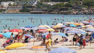 Çeşme plajlarında bayram yoğunluğu
