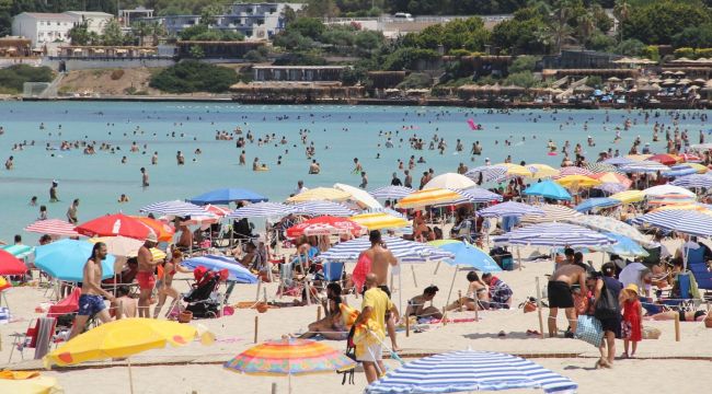 Çeşme plajlarında bayram yoğunluğu