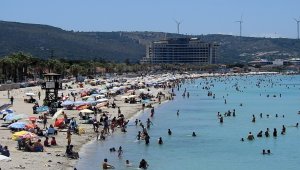 Çeşme'ye tatilci akını devam ediyor