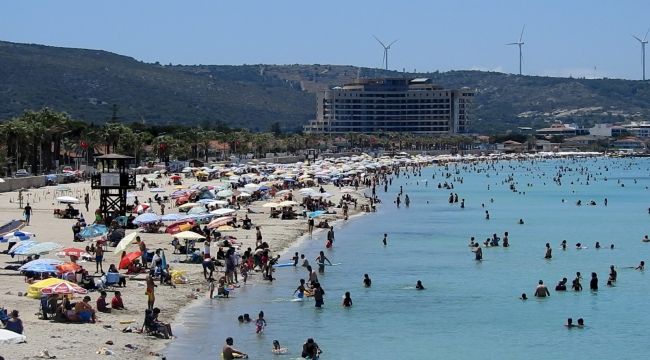 Çeşme'ye tatilci akını devam ediyor
