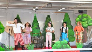 Çiğli Belediyesi tiyatro tırı yola çıktı