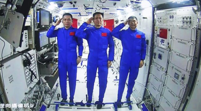 Çinli astronotlar tarihte bir ilki gerçekleştirdi