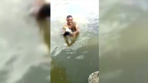 Çıplak elle balık tutuyor