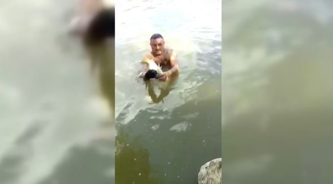 Çıplak elle balık tutuyor