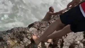 Dalgalara kapıldı vatandaşlar tarafından kurtarıldı